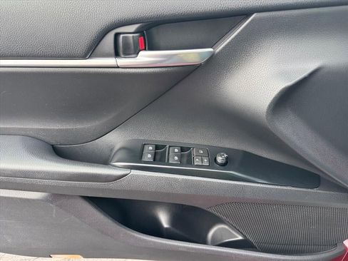 Used 2019 Toyota Camry LE image 11