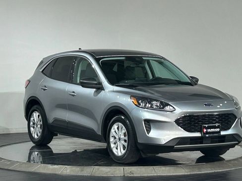 Used 2022 Ford Escape SE w/ Cold Weather Package FWD image 2
