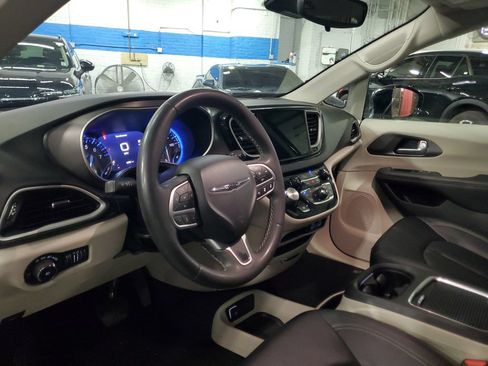 Used 2024 Chrysler Pacifica Touring-L FWD image 17