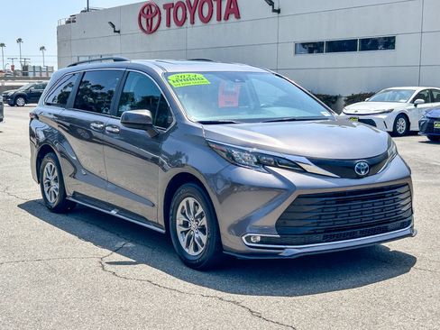 Used 2024 Toyota Sienna XLE FWD image 3