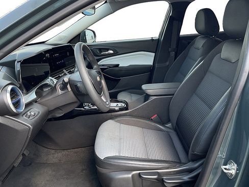 Used 2025 Chevrolet Trax LT FWD image 10