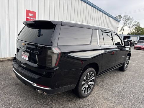 Used 2025 Chevrolet Suburban High Country AWD/4WD image 8