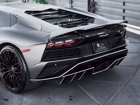 Used 2018 Lamborghini Aventador S image 21