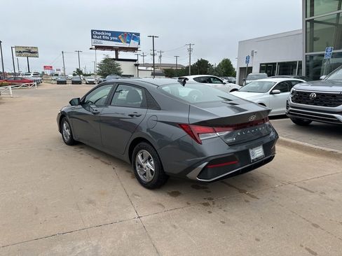 Used 2024 Hyundai Elantra SE FWD image 6