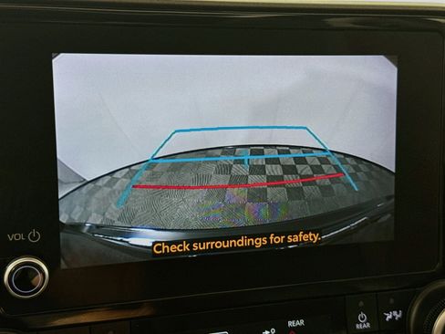 Used 2023 Toyota Highlander XLE AWD/4WD image 17