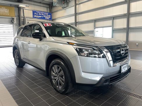 Used 2025 Nissan Pathfinder S image 1
