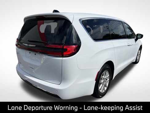 Used 2024 Chrysler Pacifica Touring-L FWD image 7