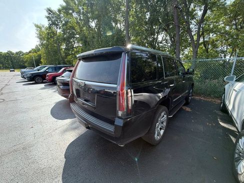 Used 2017 Cadillac Escalade Luxury AWD/4WD image 3