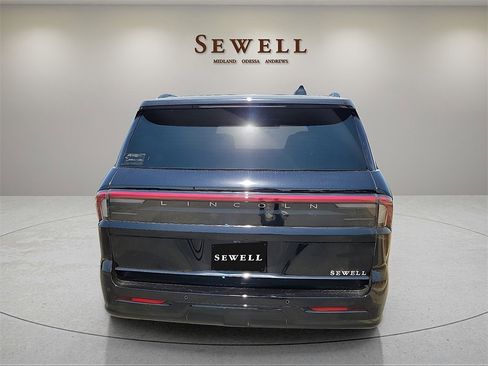New 2025 Lincoln Navigator L Reserve w/ Jet Appearance Package image 4