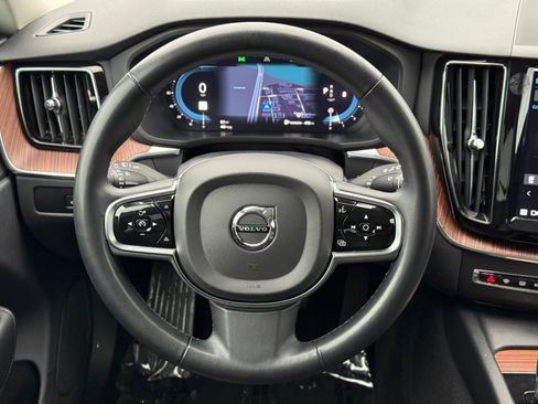 Used 2023 Volvo XC60 B5 Plus image 20