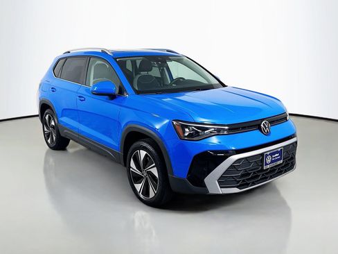 Used 2025 Volkswagen Taos SE w/ Panoramic Sunroof Package AWD/4WD image 7