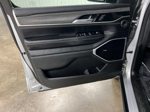 Used 2023 Jeep Wagoneer L Series III w/ Premium Group I AWD/4WD image 17
