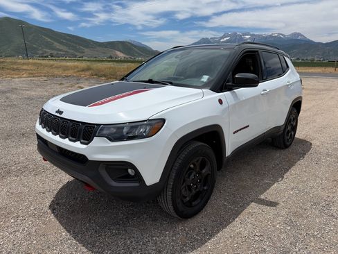 Used 2023 Jeep Compass Trailhawk AWD/4WD image 3