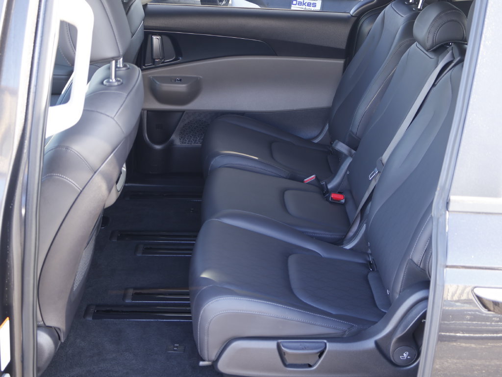 Certified 2026 Kia Carnival FWD image 12