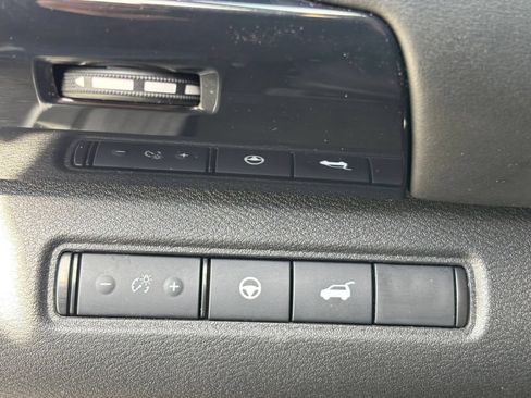 Used 2025 Nissan Pathfinder SV AWD/4WD image 23