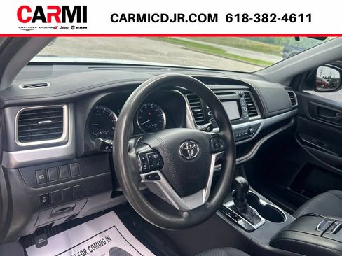 Used 2019 Toyota Highlander LE FWD image 10