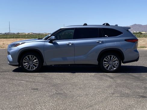 Used 2021 Toyota Highlander Platinum FWD image 6