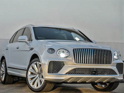 Used 2024 Bentley Bentayga image 1