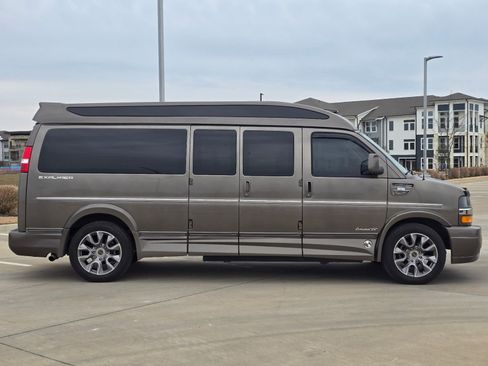 Used 2023 Chevrolet Express 2500 Extended image 8