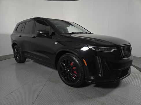 Used 2023 Cadillac XT6 Sport w/ LPO, ONYX Package image 3