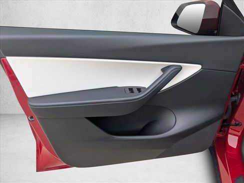 Used 2022 Tesla Model Y Performance image 11