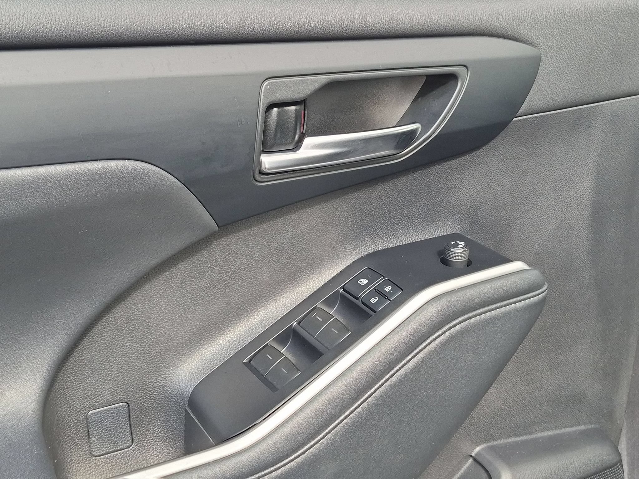 Used 2022 Toyota Highlander XLE FWD image 12
