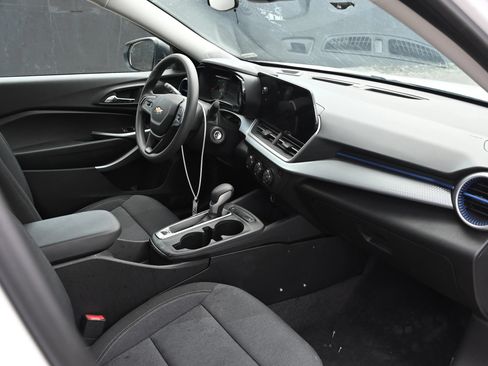 Used 2025 Chevrolet Trax LS w/ Driver Confidence Package FWD image 14