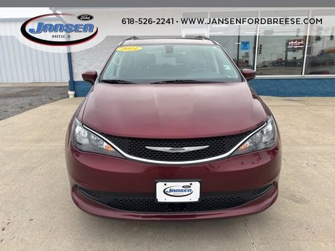 Used 2021 Chrysler Voyager Lxi image 2