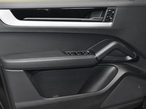 Certified 2025 Porsche Cayenne image 7