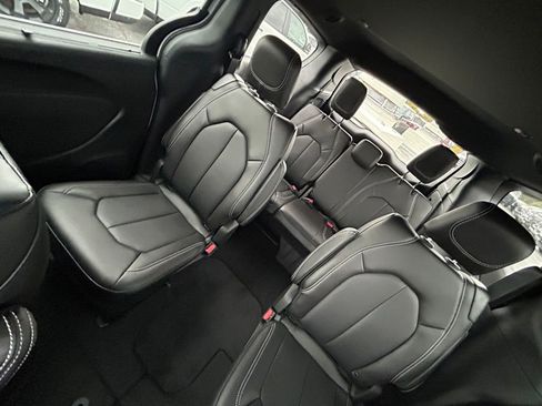New 2026 Chrysler Pacifica Select image 12