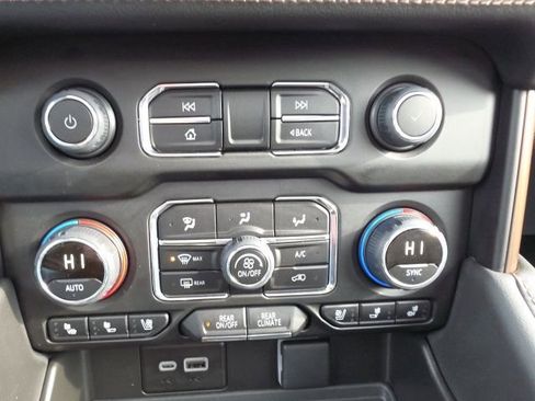 Used 2024 Chevrolet Suburban High Country image 21