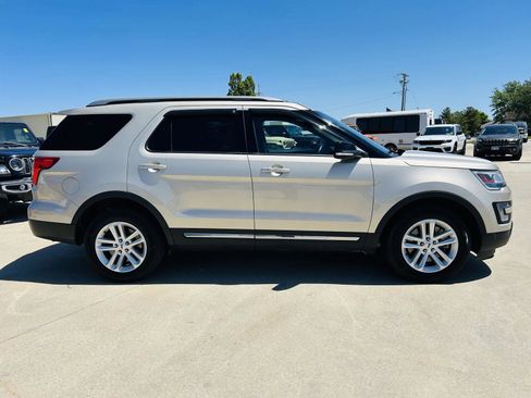 Used 2017 Ford Explorer XLT FWD image 37
