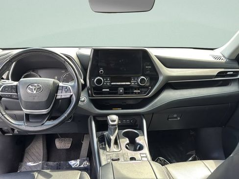 Used 2023 Toyota Highlander XLE FWD image 12