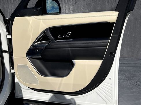 Used 2023 Land Rover Range Rover SE image 23