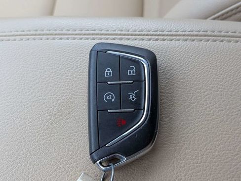 Used 2024 Cadillac XT4 Luxury w/ Cold Weather Package FWD image 33