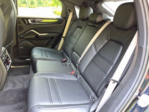 Certified 2023 Porsche Cayenne Platinum Edition AWD/4WD image 26
