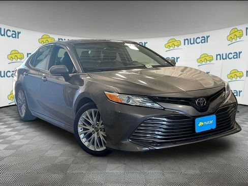 Used 2019 Toyota Camry XLE FWD image 1
