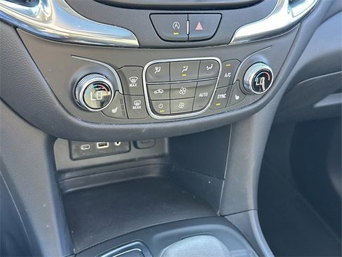 Used 2022 Chevrolet Equinox LT image 23