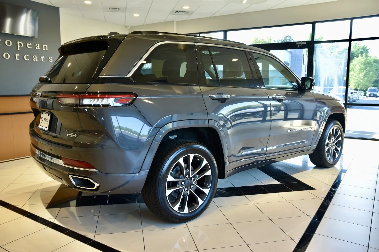 Used 2022 Jeep Grand Cherokee Overland AWD/4WD image 6