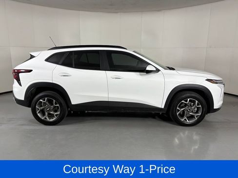 Used 2025 Chevrolet Trax LT FWD image 12