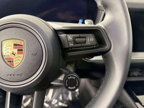 Certified 2025 Porsche Cayenne image 38