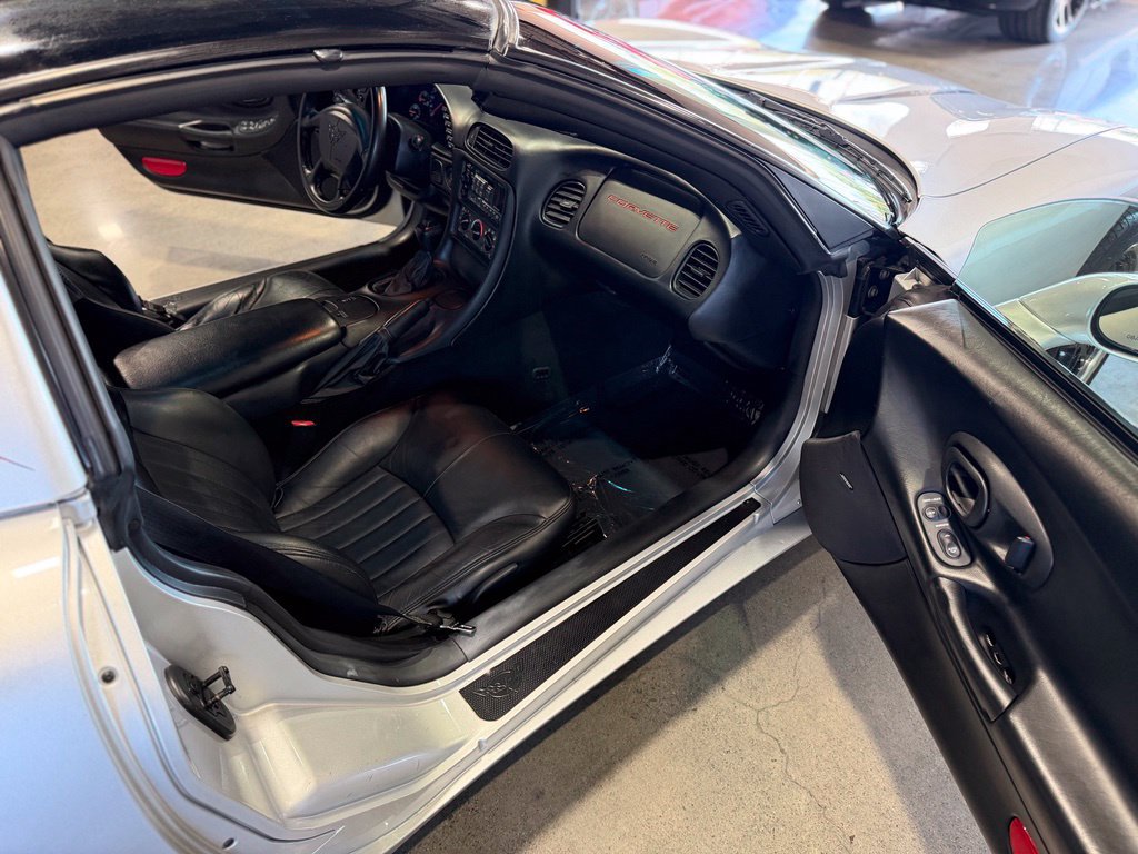 Used 2002 Chevrolet Corvette Coupe RWD image 16