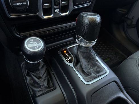 Used 2021 Jeep Gladiator Sport AWD/4WD image 17