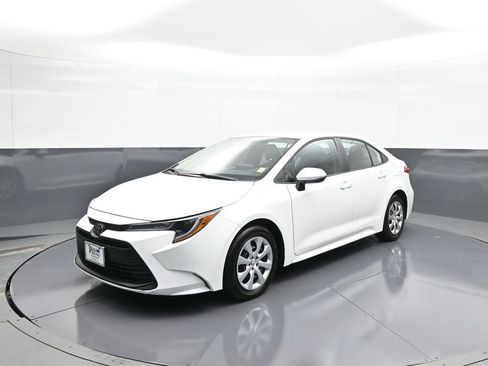 Certified 2025 Toyota Corolla LE image 1