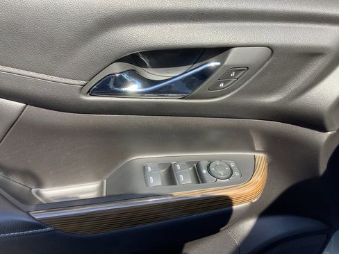 Used 2023 GMC Acadia SLE image 11