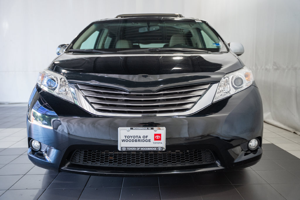 Used 2017 Toyota Sienna XLE w/ XLE Navigation Package FWD image 2