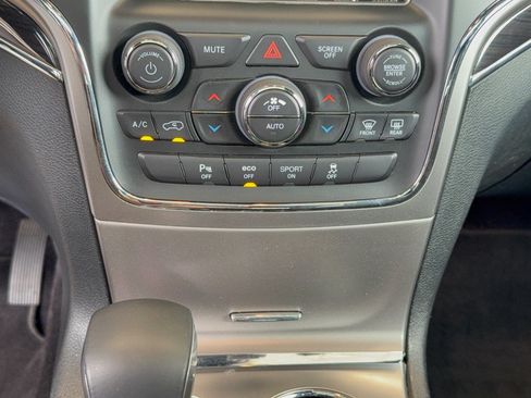Used 2018 Jeep Grand Cherokee Overland AWD/4WD image 22
