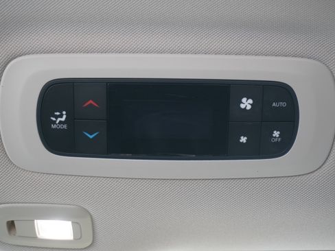 Used 2018 Chrysler Pacifica Limited FWD image 14