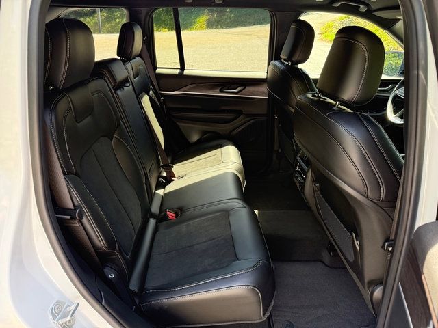 Used 2026 Jeep Grand Cherokee Altitude AWD/4WD image 17