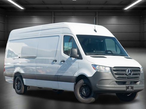 Used 2025 Mercedes-Benz Sprinter 2500 image 3
